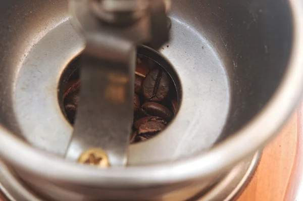 Vintage manual coffee grinder with coffee beans isolated. Macro — Stock Photo, Image