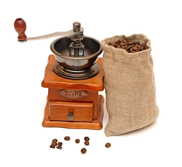 Kaffebönor säck med trä kaffekvarn isolerad på vita b — Stockfoto