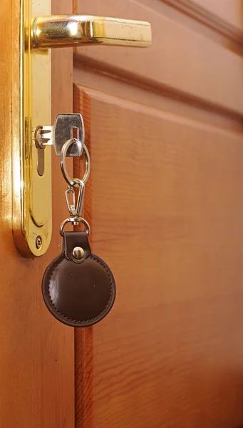 Schlüssel im Schlüsselloch mit leerem Tag — Stockfoto
