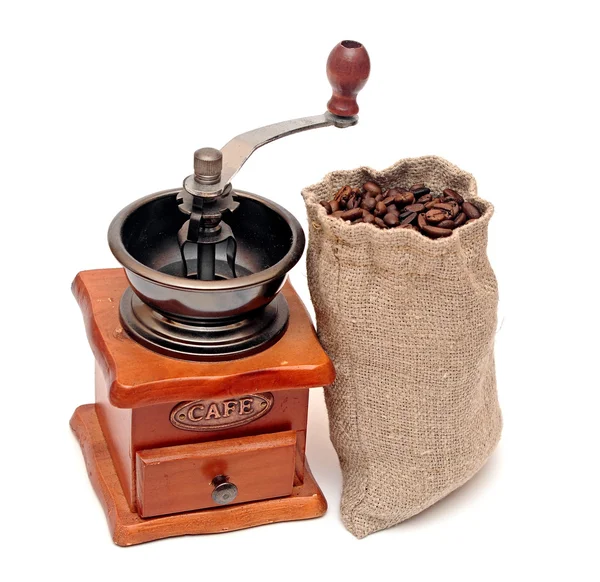 Kaffee in braunem Beutel und alte hölzerne Kaffeemühle isolat — Stockfoto