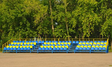 mavi ve sarı boş plastik sandalye