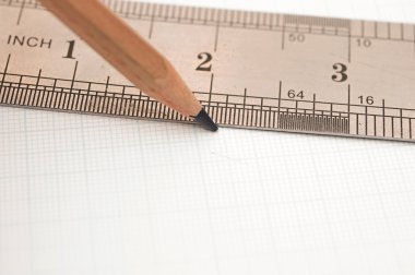 Çelik cetvel ve ahşap kalem kağıt grafik üzerinde
