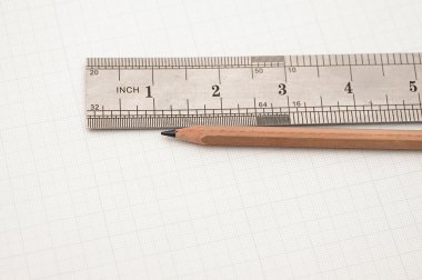 Çelik cetvel ve ahşap kalem kağıt grafik üzerinde