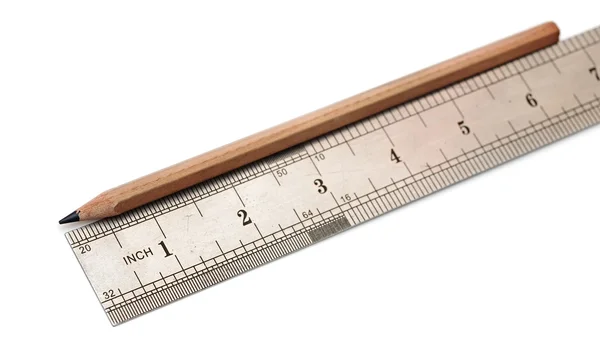 Righello in acciaio e matita di legno su bianco — Foto Stock