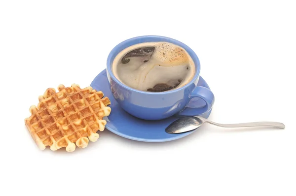 Snídaně s kávou a domácí vafle na bílém pozadí — Stock fotografie