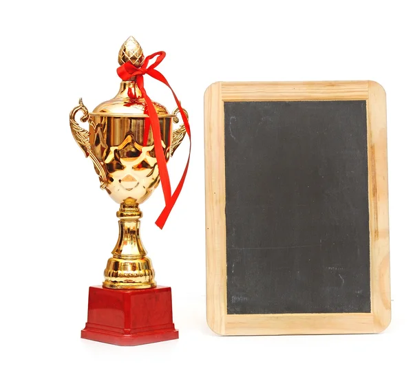 Κύπελλο χρυσό τρόπαιο με κενό μικρό μαυροπίνακα απομονωθεί σε λευκό — Φωτογραφία Αρχείου