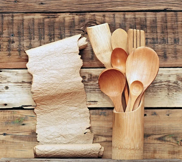 Houten keukengerei in retro emmer met blanco papier scroll — Stockfoto