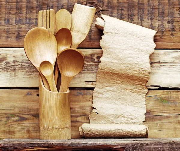 Utensilios de cocina de madera en cubo retro con rollo de papel en blanco —  Fotos de Stock