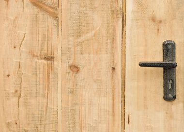 Doğal ahşap kapı kolunda modern tarz kapı kolu.