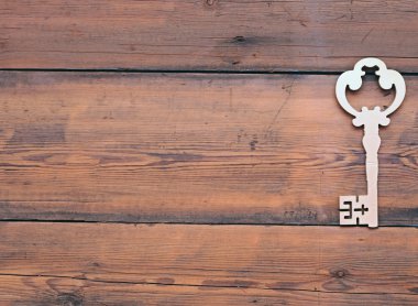 ahşap zemin üzerine altın anahtar