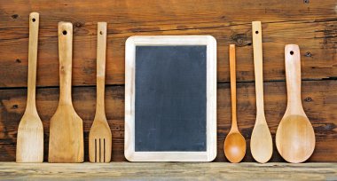 boş yazı tahtası üzerinde ahşap yüzey ve ahşap mutfak eşyaları