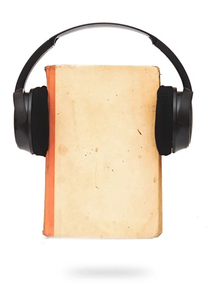 Auriculares negros y libro sobre fondo blanco — Foto de Stock