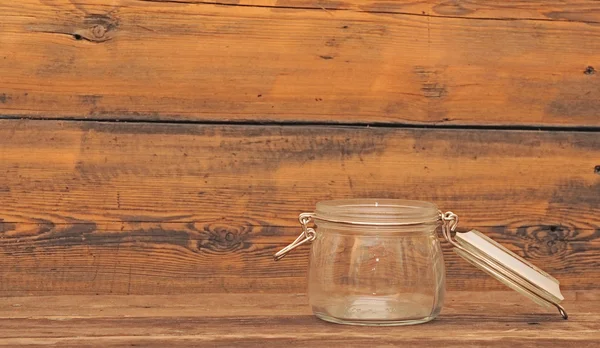 Tarro de vidrio vacío sobre fondo de madera — Foto de Stock