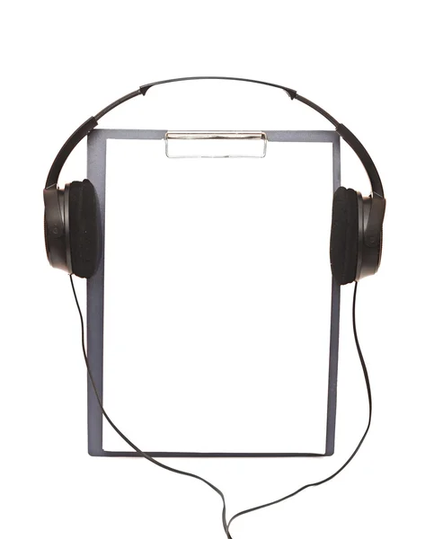 Un auricular negro y un portapapeles en blanco de cerca — Foto de Stock