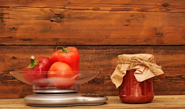 Photo des balances électroniques avec paprika, tomate et verre ja — Photo