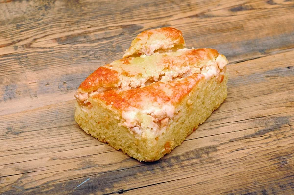 Pezzo di torta di mele sul tavolo di legno — Foto Stock