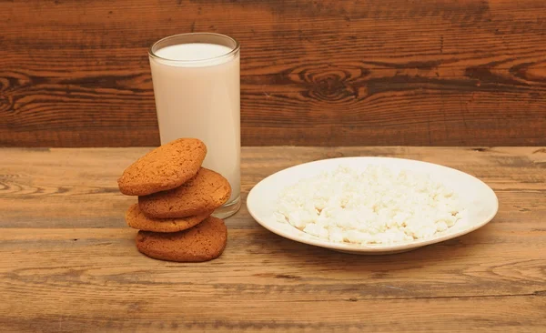 Frukost. glas mjölk och havregryn kakor — Stockfoto