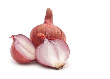 Beyaz zemin üzerinde kırmızı dilimlenmiş soğan izole