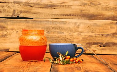 Deniz cehri çilek ile sıcak bir içecek