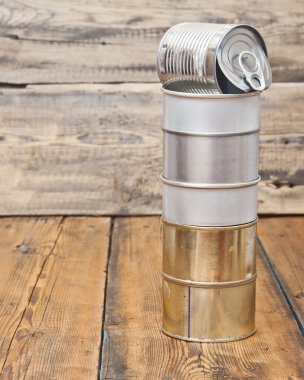 teneke kutular geri dönüştürülmesi için bekleyen yığını