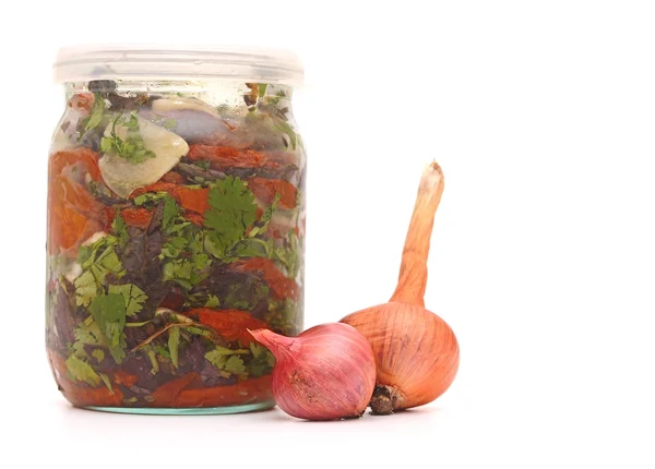 Gemüse im Glas mit Zwiebeln auf weißem Hintergrund — Stockfoto