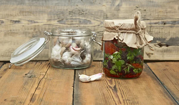 Tomates séchées au soleil à l'huile d'olive et ail frais dans un bocal en verre — Photo