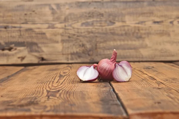 Cipolla rossa affettata su vecchio tavolo di legno — Foto Stock