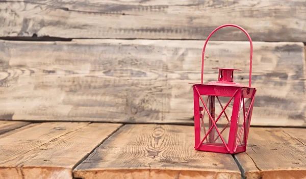 Lámpara vintage roja sobre mesa de madera rústica — Foto de Stock