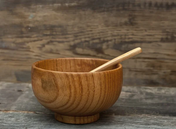 Piatto di legno con cucchiaio su fondo legno antico — Foto Stock