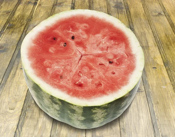 Seitenansicht von roter Wassermelone mit schwarzen Samen auf Vintage Wood Tab — Stockfoto