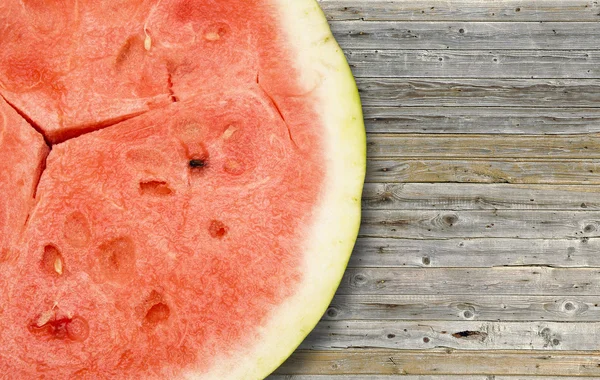 Halbierte Wassermelone auf Holzbrettern mit Kopierplatz für Ihren Text — Stockfoto