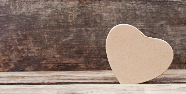 Liefde hart op houten achtergrond, de dag van valentijnskaarten en bruiloft kaart — Stockfoto