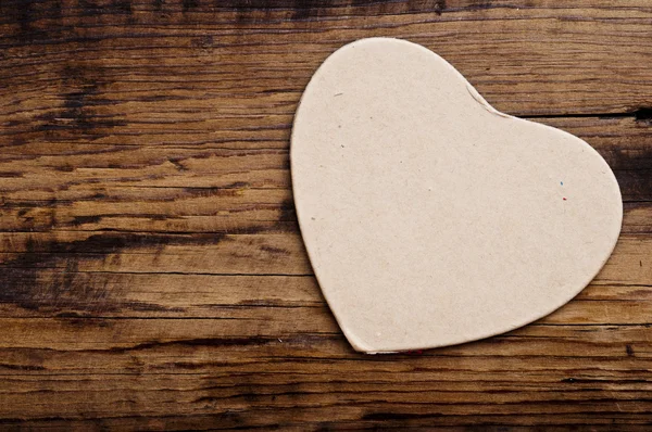 Ahşap zemin üzerinde kalp şeklinde etiket — Stok fotoğraf