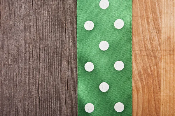 Fondo in legno vintage con nastro verde a pois — Foto Stock