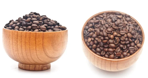 Ripe coffee beans are in a brown wooden bowl. — Stock Photo, Image