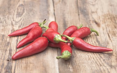 Eski ahşap masada kırmızı kırmızı kırmızı biber