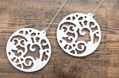 ahşap zemin üzerinde Noel top