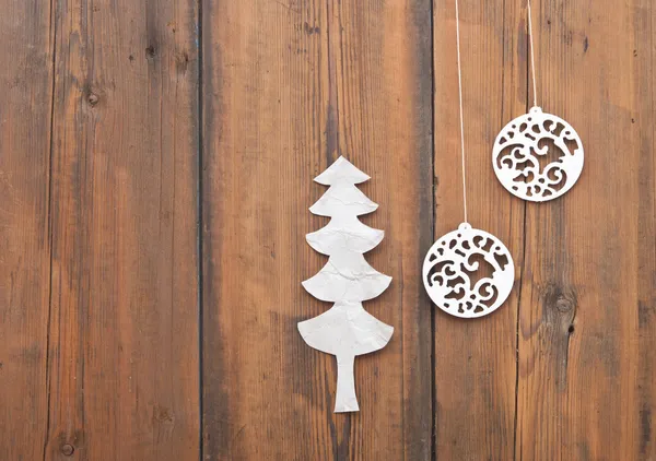 Bola de natal com papel árvore de natal sobre fundo de madeira — Fotografia de Stock