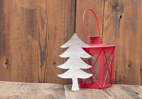 Weihnachtsbaum aus grauer Pappe mit roter Laterne — Stockfoto