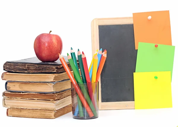 Livros velhos com maçãs e notas em chalkboard pequeno — Fotografia de Stock