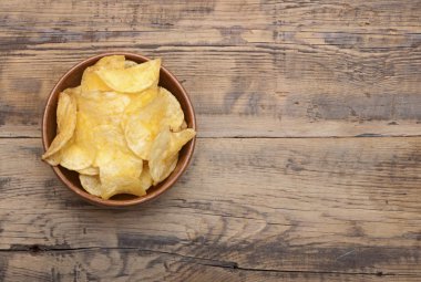 peynir ve bıçak patates gevrek snack ahşap arka kahverengi kase