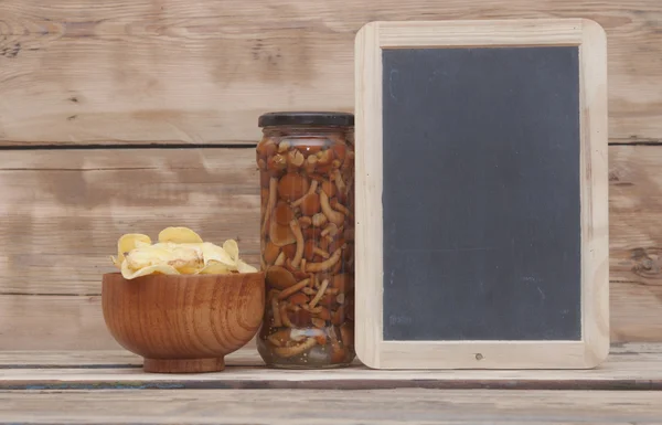 Croustilles aux champignons sur fond de bois — Photo