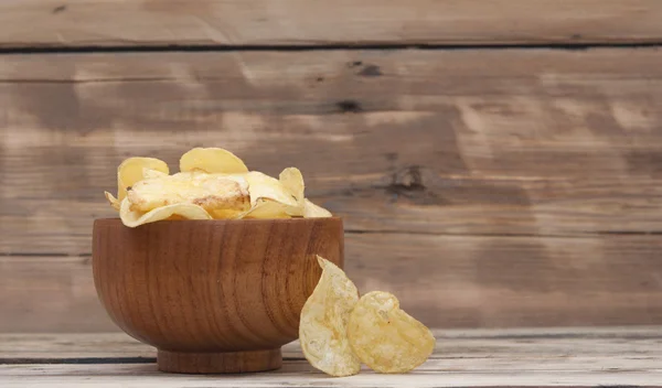 Ost och gräslök potatis fräscha mellanmål i brun skål på trä tillbaka — Stockfoto