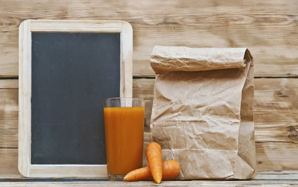 Comida saludable - zanahorias y jugo de zanahorias con pizarra en blanco f —  Fotos de Stock