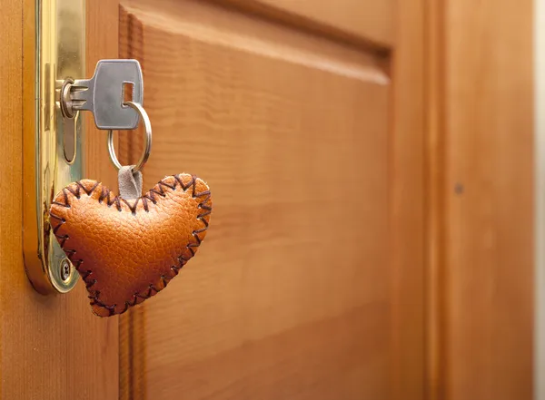 Türschloss aus Holz mit herzförmigem Schlüsselanhänger — Stockfoto