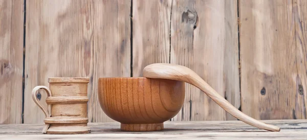 Dřevěné kuchyňské náčiní na dřevěný stůl — Stock fotografie
