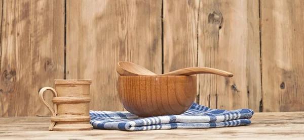 Utensili da cucina in legno su tavolo di legno — Foto Stock
