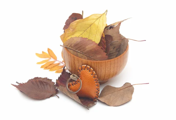 Hojas coloridas de otoño en cuenco de madera aislado en blanco —  Fotos de Stock