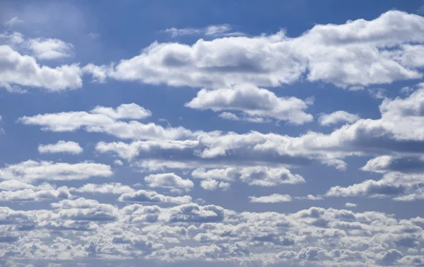 Cielo azul con primer plano de nubes —  Fotos de Stock