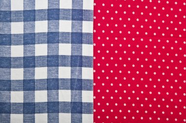 Mavi ekose desenli kumaş kırmızı puantiyeli kumaş üzerine